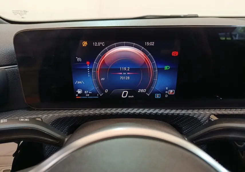 Vue rapprochée du tableau de bord numérique de la Mercedes Classe A 200 Business Line, affichage multifonctions en couleur.