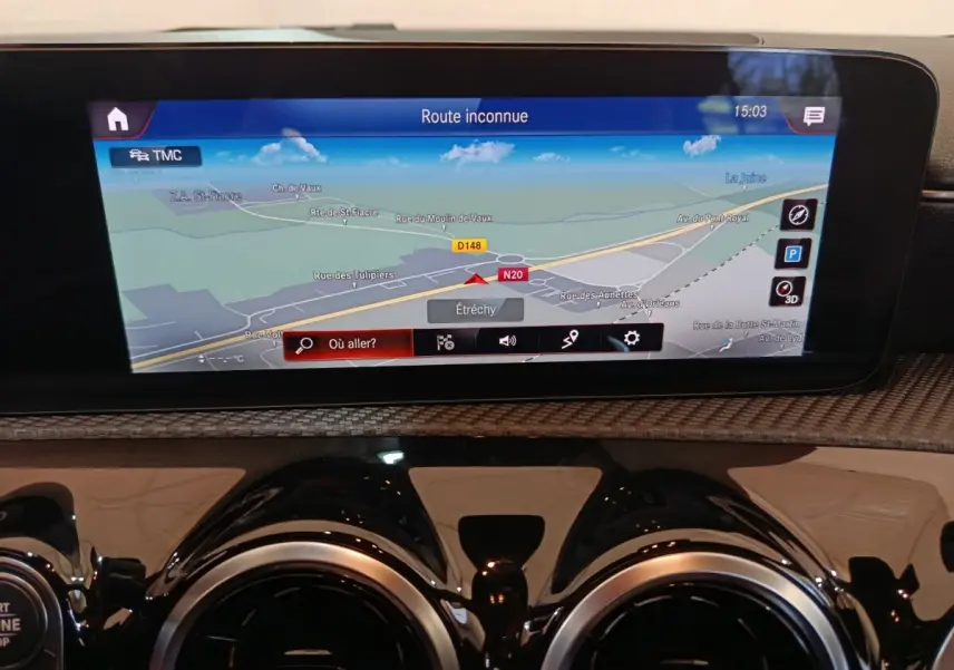 Vue rapprochée de l’écran tactile de navigation 10,3 pouces du tableau de bord noir de la Mercedes Classe A 200 Business Line.