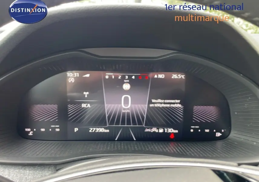 Tableau de bord numérique de la Skoda Scala 2025 affichant la vitesse à 0 km/h et diverses informations de conduite.