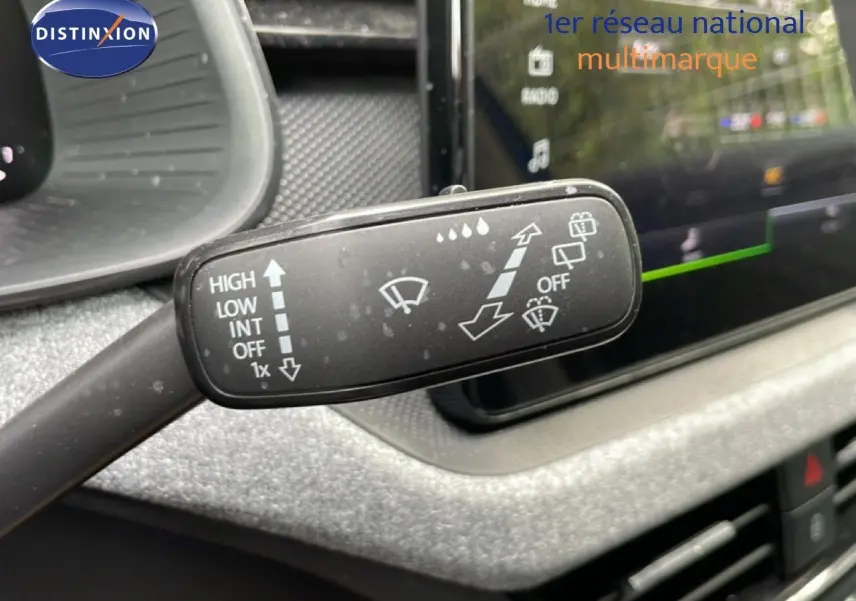 Gros plan sur la commande d’essuie-glace dans l’habitacle gris noir du Skoda Scala 2025, version Bleu Racing Metal.