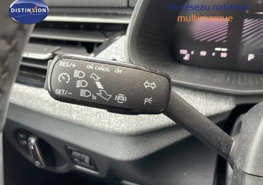 Gros plan sur la commande de régulateur de vitesse dans l’habitacle d’une Skoda Scala bleu Racing Metal.