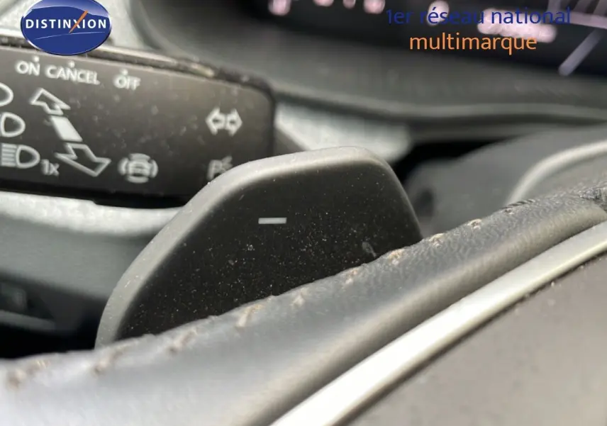 Gros plan sur la palette de changement de vitesse côté droit du volant d'une Skoda Scala 2025, intérieur cuir noir.