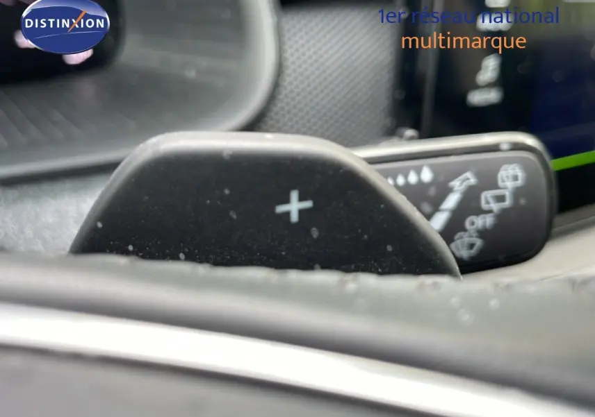 Gros plan sur la palette de changement de vitesse "+" côté droit du volant d'une Skoda Scala 2025.