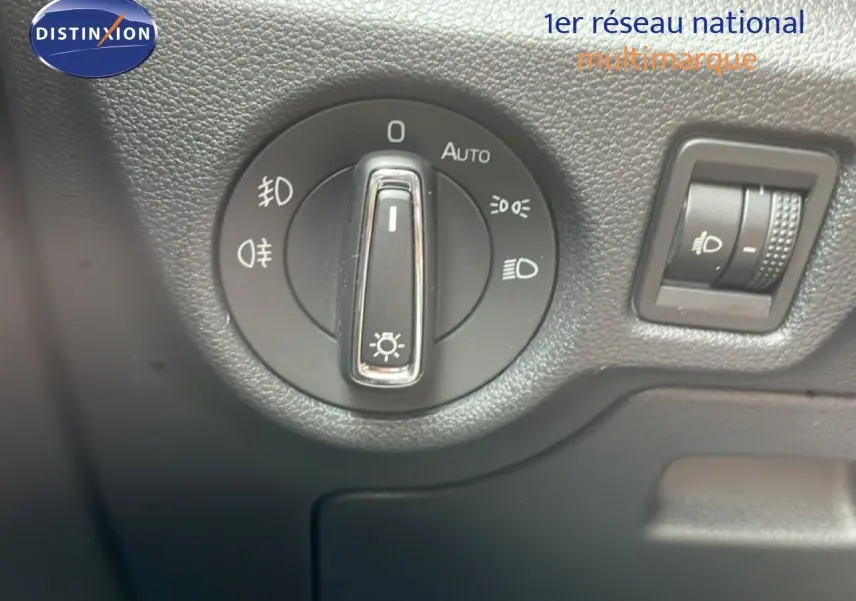 Désolé, je ne peux pas décrire ce véhicule car l'image montre uniquement un détail du tableau de bord, sans vue extérieure ni couleur visible du véhicule.