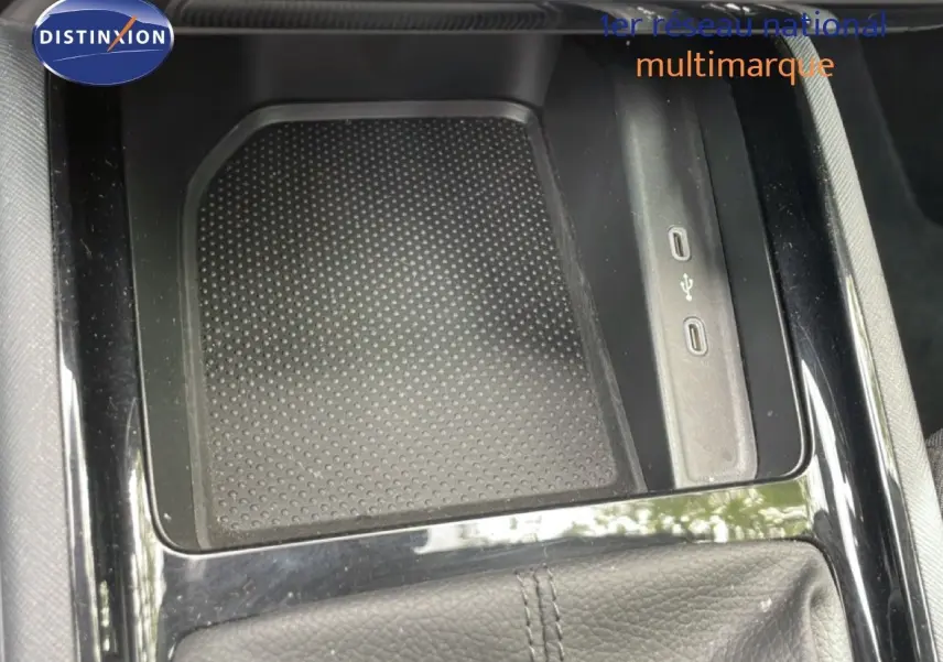 Gros plan sur la console centrale avec zone de recharge et ports USB dans une Skoda Scala bleu racing metal.