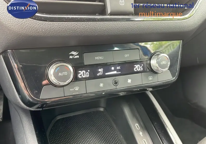 Gros plan sur la console centrale de la Skoda Scala 2025, montrant la climatisation automatique et les commandes digitales.