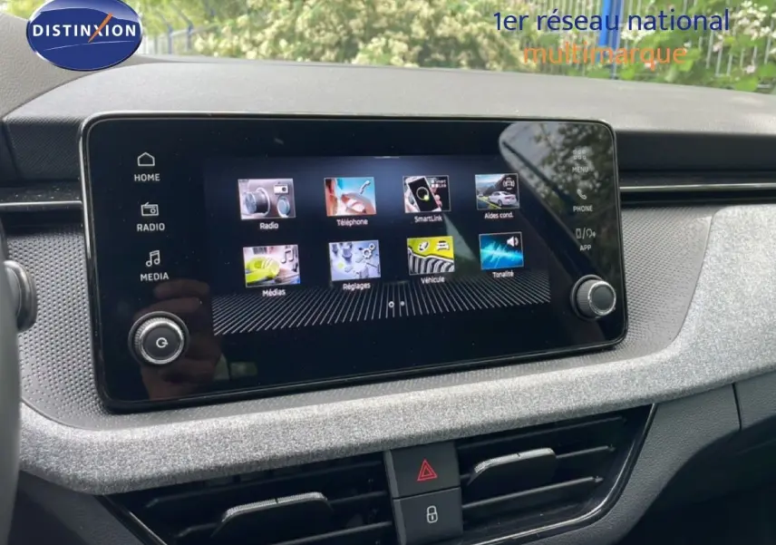 Écran tactile central du tableau de bord de la Skoda Scala 2025 avec interface multimédia et commandes intégrées.