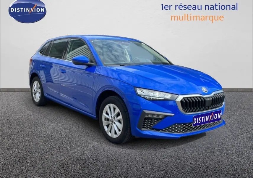 Skoda Scala 1.0 TSI bleu racing metal en 3/4 avant droit, avec calandre noire et jantes argentées.