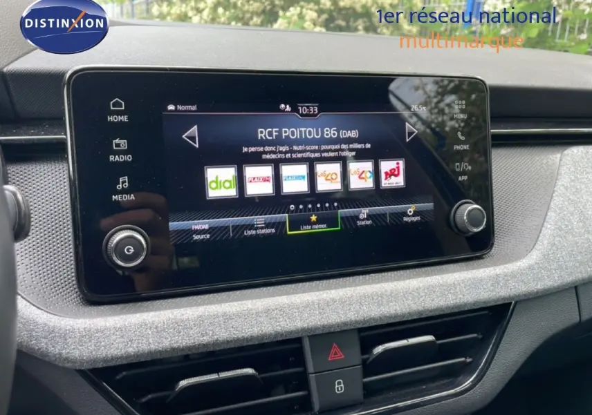 Écran tactile central du tableau de bord de la Skoda Scala 2025 en finition Selection, avec interface radio visible.