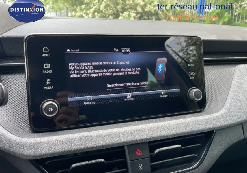Écran tactile central du tableau de bord de la Skoda Scala 2025, affichant le menu Bluetooth et commandes multimédia.