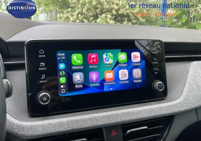 Gros plan sur l’écran tactile central du tableau de bord de la Skoda Scala 2025, affichant l’interface Apple CarPlay.