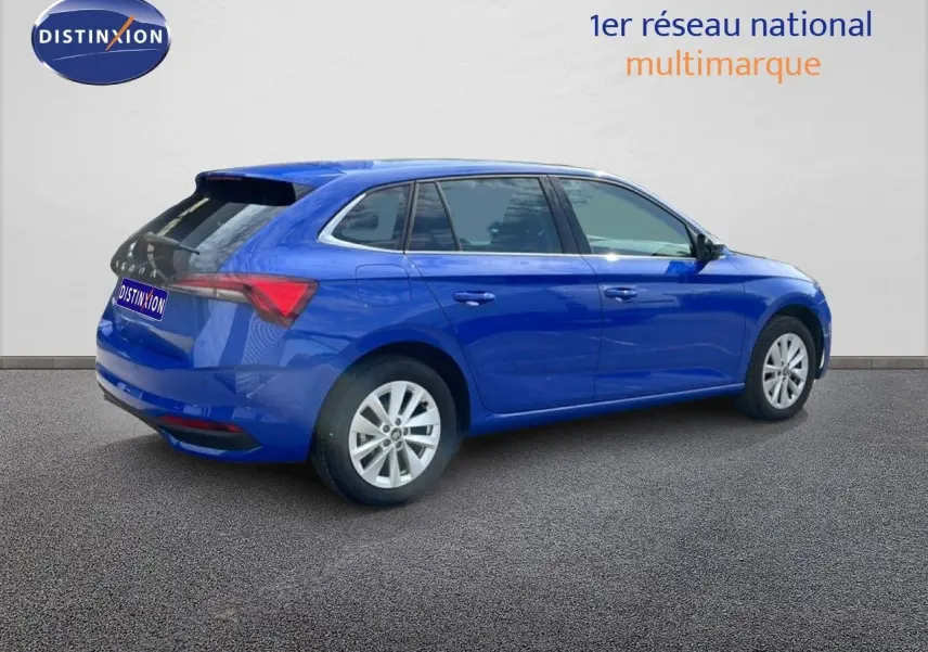 Vue 3/4 arrière droite d'une Skoda Scala bleu racing metal avec jantes alliage et vitres teintées.