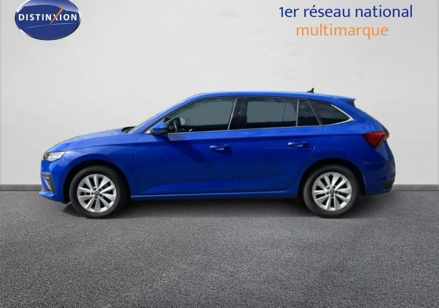 Vue latérale droite d'une Skoda Scala bleu racing metal 2025 avec jantes alliage et vitres teintées.
