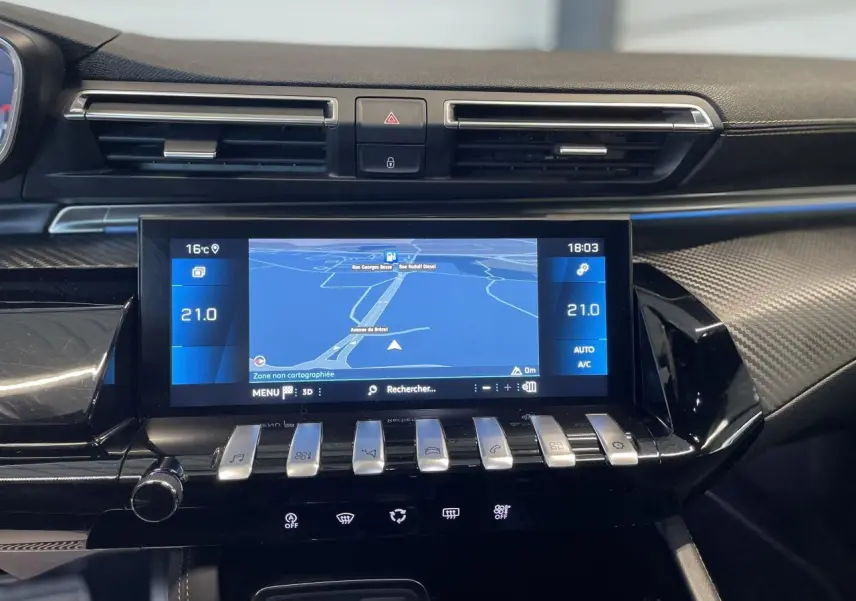 Vue rapprochée de la console centrale du Peugeot 508 SW 2021, écran tactile avec navigation et commandes piano noires.