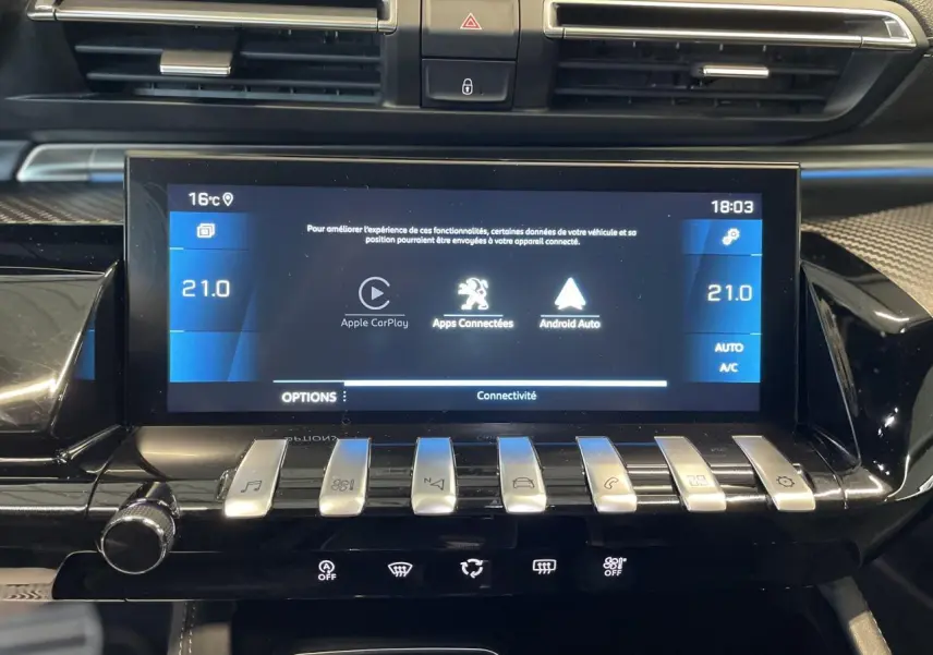 Écran tactile central du tableau de bord du Peugeot 508 SW bleu foncé, avec commandes tactiles et boutons métalliques.