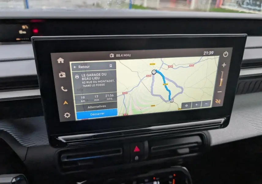 Écran tactile central 10,25" affichant la navigation dans l'habitacle d'une Citroën C3 Aircross gris métallisé.