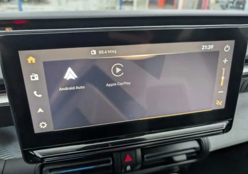 Écran tactile central du tableau de bord du Citroën C3 Aircross 2025 affichant Android Auto et Apple CarPlay.
