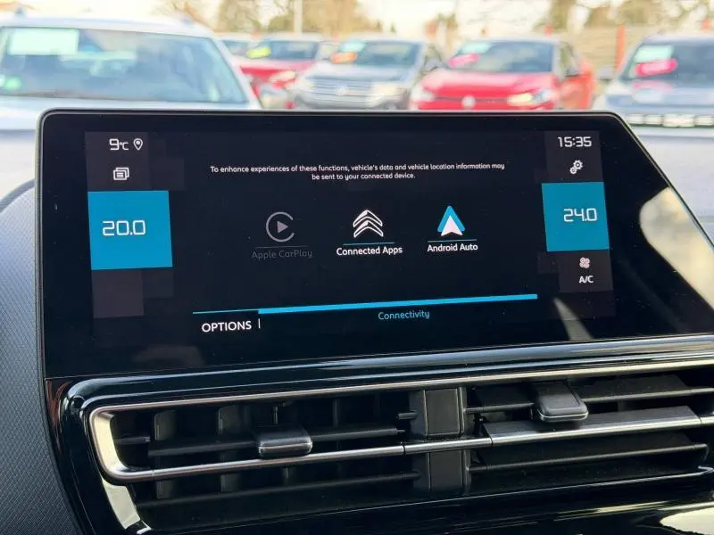 Écran tactile central du tableau de bord du Citroën C5 Aircross 2024, affichant les options de connectivité.