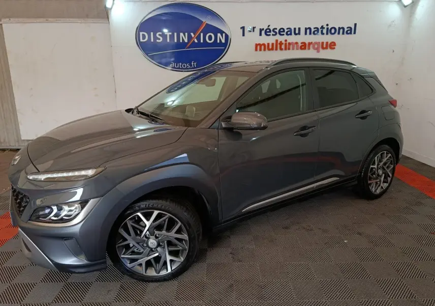 Vue 3/4 avant droit du Hyundai Kona gris foncé 2023 avec jantes alliage et feux LED distinctifs.