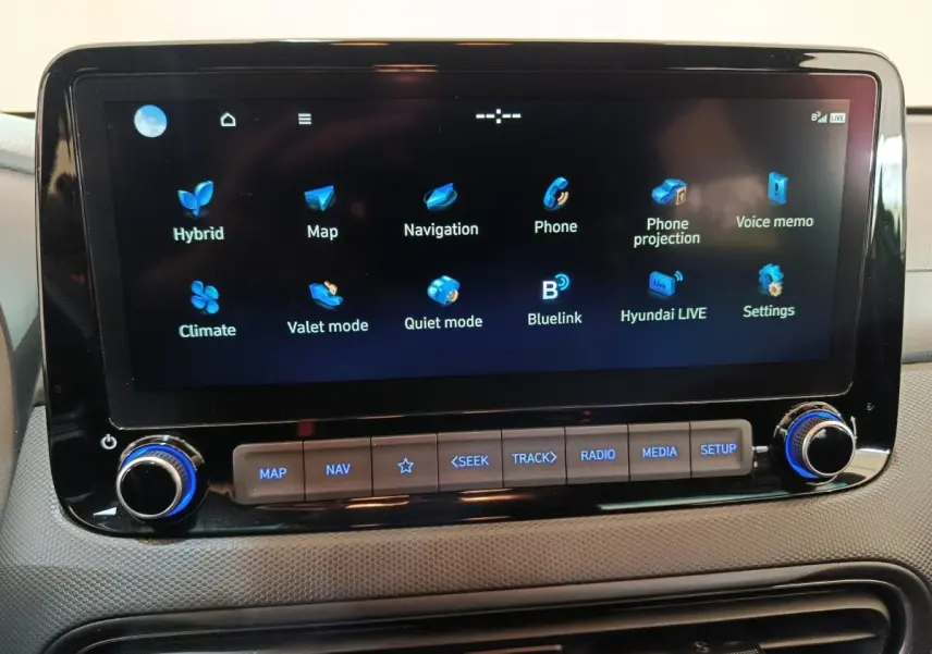 Écran tactile central du tableau de bord du Hyundai Kona 1.6 Hybrid 2023, affichant les options de navigation et connectivité.