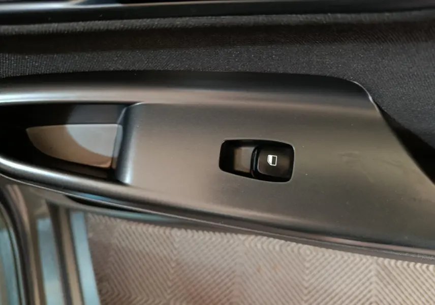 Bouton de commande de vitre sur la portière intérieure côté conducteur d'une Hyundai Kona gris foncé 2023.