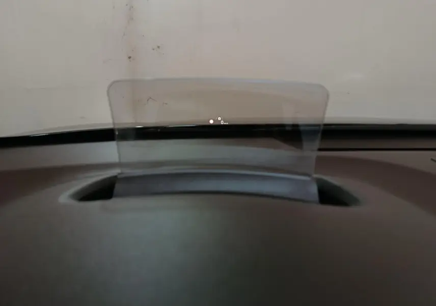 Affichage tête haute transparent du tableau de bord du Hyundai Kona 1.6 Hybrid 2023, vue intérieure frontale.