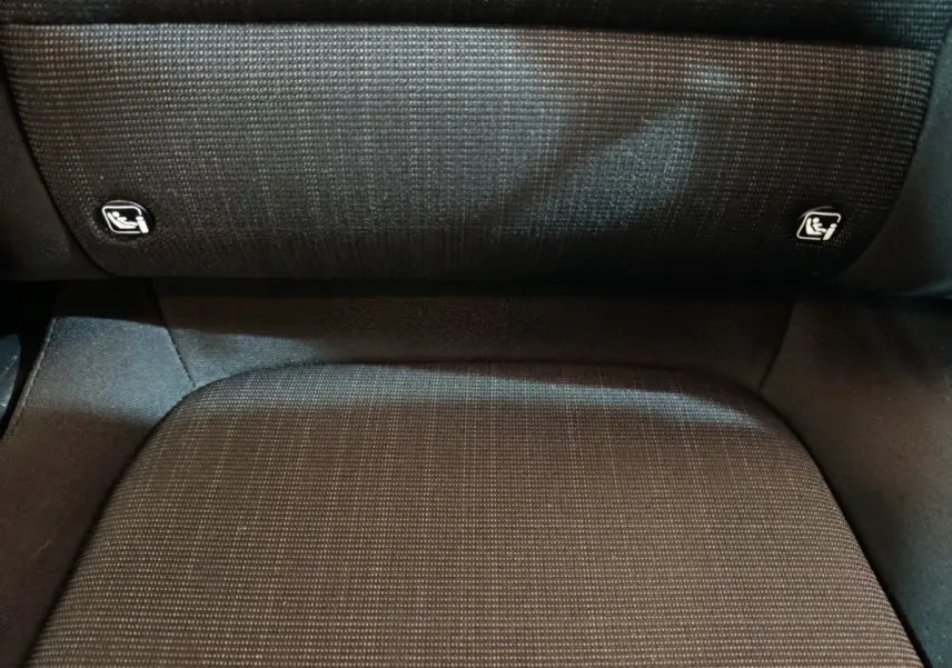 Gros plan sur la banquette arrière noire du Hyundai Kona 1.6 Hybrid 2023 avec fixations Isofix visibles.