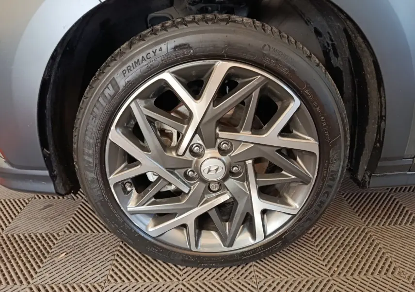 Gros plan sur la roue avant droite gris foncé d’un Hyundai Kona 1.6 Hybrid 141 Creative HEV avec jante alliage moderne.