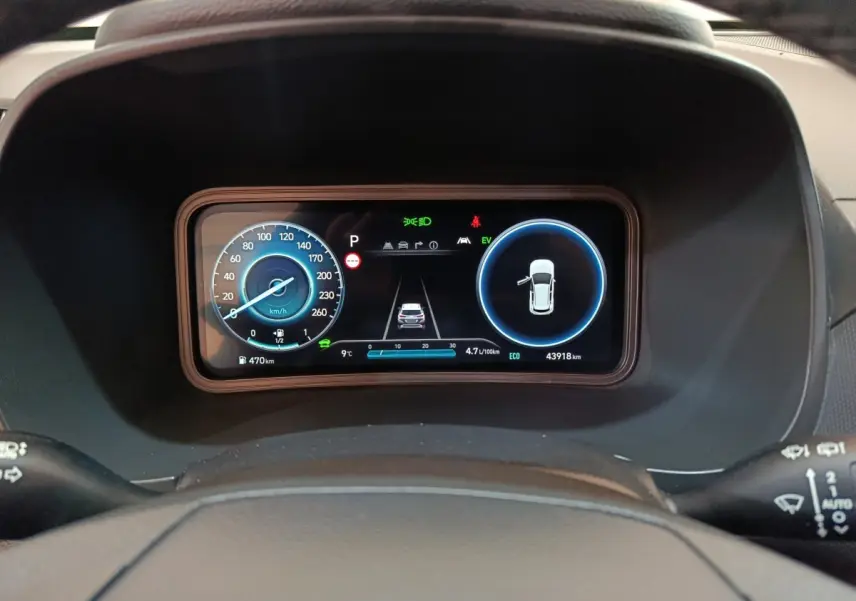 Vue rapprochée du tableau de bord numérique du Hyundai Kona gris foncé, affichant la vitesse et l'état du véhicule.