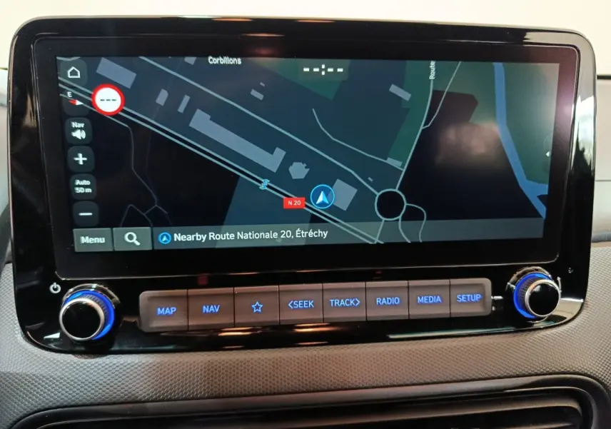 Écran tactile central du tableau de bord du Hyundai Kona gris foncé, affichant la navigation GPS en vue rapprochée.