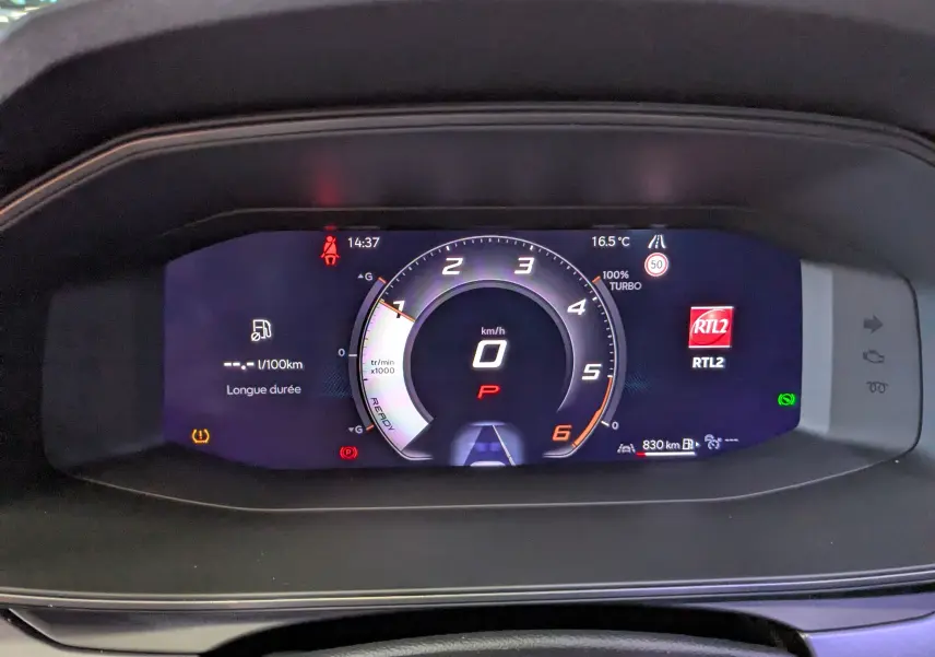 Affichage numérique du cockpit virtuel CUPRA 10,25 pouces du Leon ST 2025, vue frontale du tableau de bord.