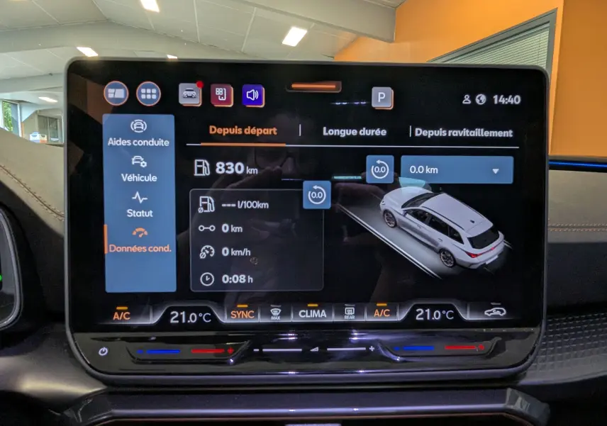 Écran tactile central affichant les données de conduite du CUPRA Leon ST gris Magnetic, vue intérieure frontale.