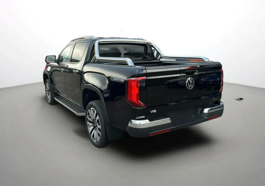 Vue 3/4 arrière droite du pick-up Volkswagen Amarok V6 noir avec arceaux inox et jantes alu 21 pouces.