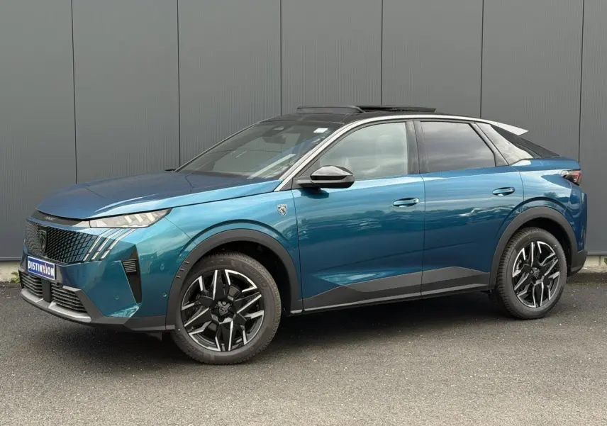 Peugeot 3008 Hybrid GT bleu Obsession avec toit ouvrant, vue de profil côté gauche sur fond neutre.