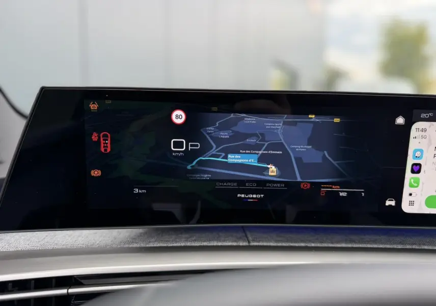 Écran numérique du tableau de bord Peugeot 3008 Hybrid 2026 affichant navigation et informations de conduite.