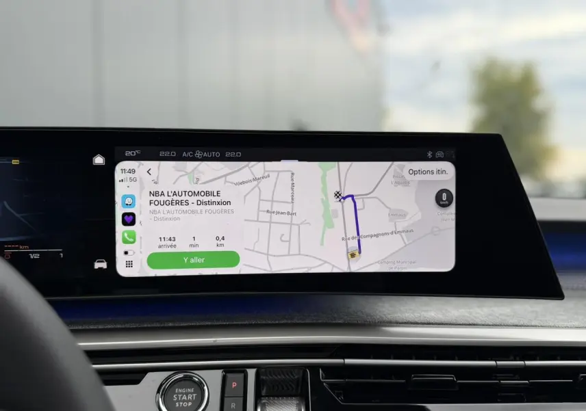 Vue intérieure du tableau de bord du Peugeot 3008 Hybrid GT 2026, écran tactile affichant la navigation GPS.