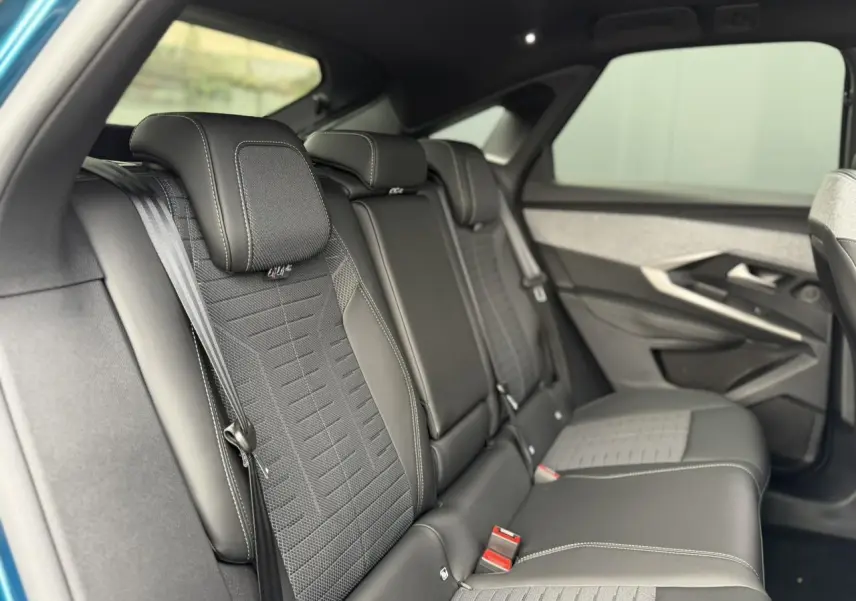 Vue intérieure côté droit des sièges arrière en tissu noir et gris du Peugeot 3008 Hybrid 145 e-DSC6 GT 2026.