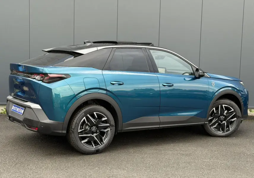 Vue latérale droite d’un Peugeot 3008 Hybrid 145 GT bleu Obsession avec toit noir et jantes alliage 19 pouces.
