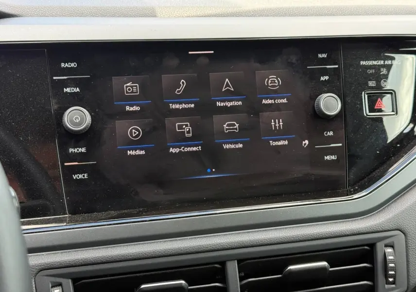 Écran tactile central du tableau de bord du Volkswagen Taigo 2025, affichant les options multimédia et navigation.
