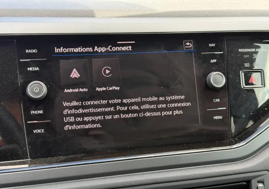 Écran tactile central du Volkswagen Taigo 2025 affichant la connexion Android Auto et Apple CarPlay, vue de face.