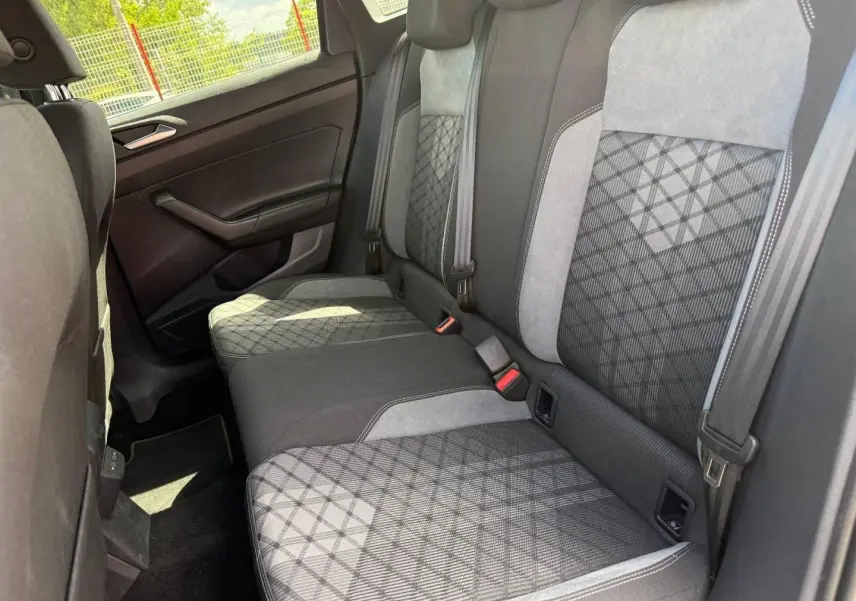 Vue côté droit de la banquette arrière en tissu gris à motifs géométriques du Volkswagen Taigo 2025.