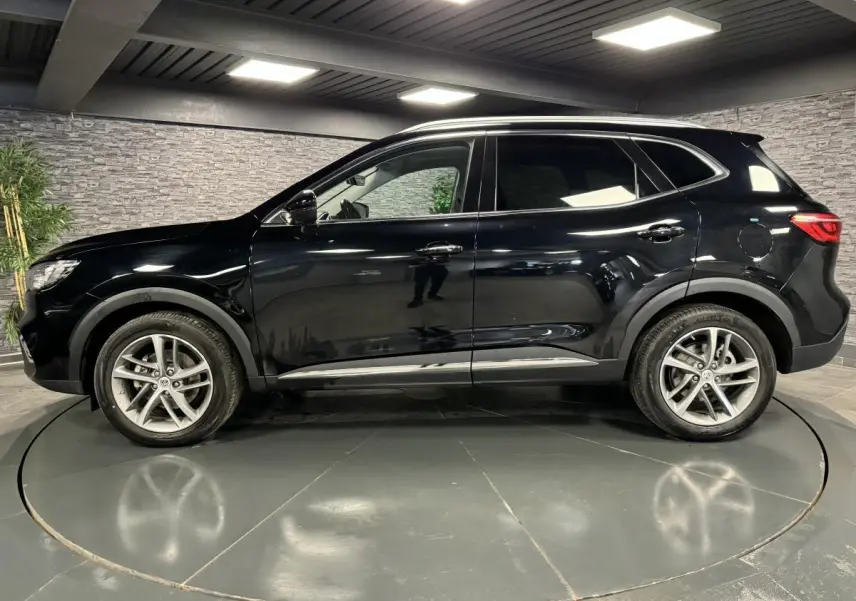 Vue de profil côté gauche d'un MG MOTOR EHS noir métallisé avec jantes alliage et poignées bi-ton chrome.