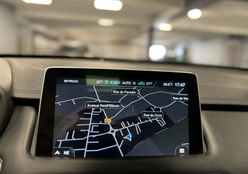 Écran tactile 10,1 pouces du système de navigation du MG MOTOR EHS noir, vue intérieure du tableau de bord.