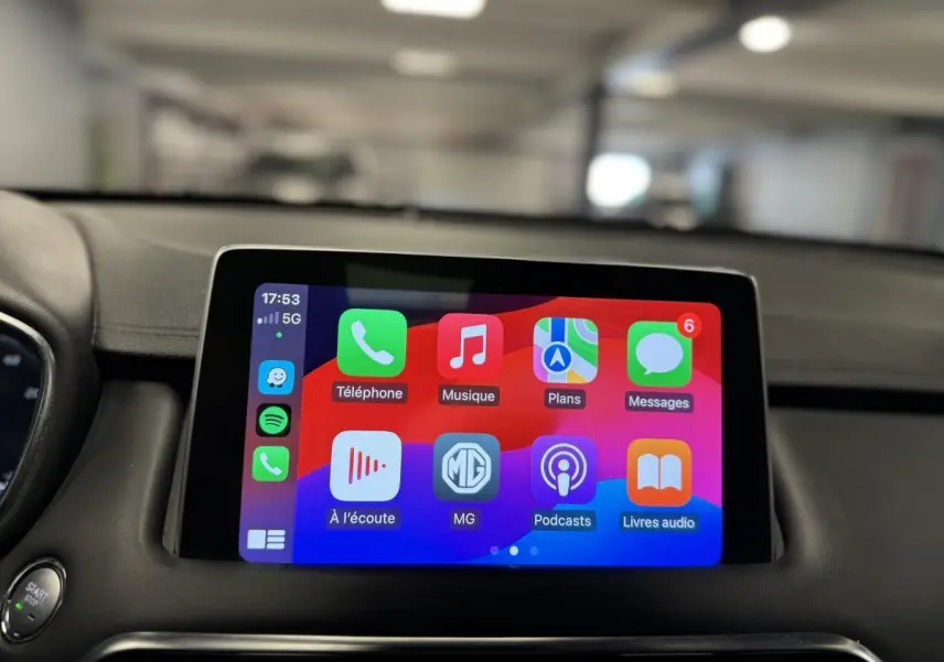 Écran tactile 10,1" affichant Apple CarPlay dans l'habitacle noir du MG MOTOR EHS 2022 hybride rechargeable.
