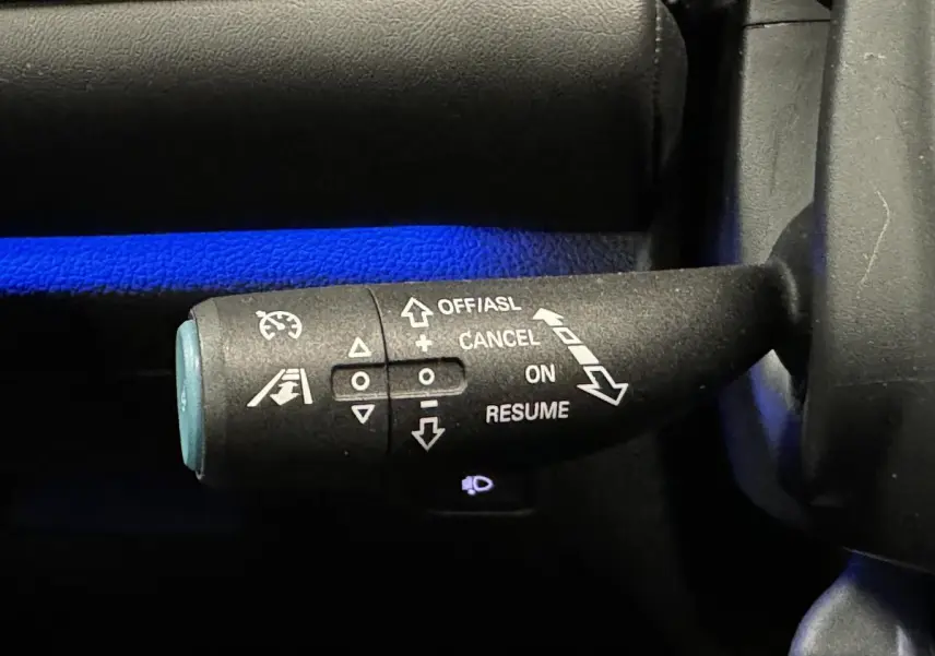 Levier de commande du régulateur de vitesse sur MG MOTOR EHS 1.5T PHEV 2022 avec éclairage bleu d'ambiance intérieur