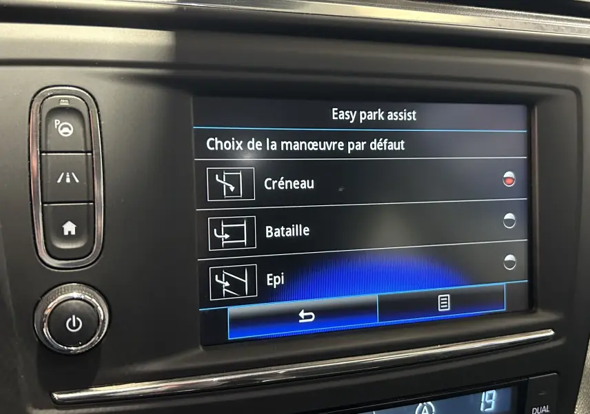 Écran tactile intérieur du Renault Kadjar TCe 130 2017 montrant le menu Easy Park Assist avec options de stationnement.