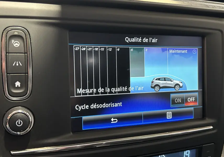 Écran central du Renault Kadjar TCe 130 2017 montrant la mesure de la qualité de l'air avec options de cycle désodorisant.