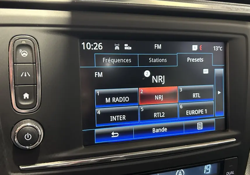 Écran tactile central du Renault Kadjar TCe 130 Intens 2017 affichant les stations FM avec NRJ sélectionnée.