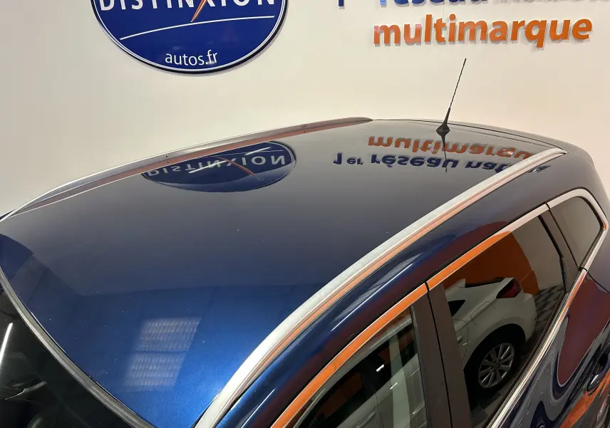 Toit bleu métallisé du Renault Kadjar TCe 130 EDC energy Intens 2017 avec barres de toit argentées, vue plongeante côté droit.