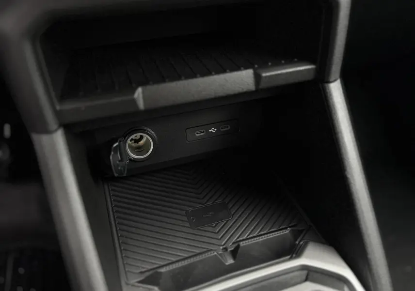 Gros plan sur les prises USB type C et prise 12V à l'arrière de la console centrale du Dacia Duster blanc Glacier 2025.